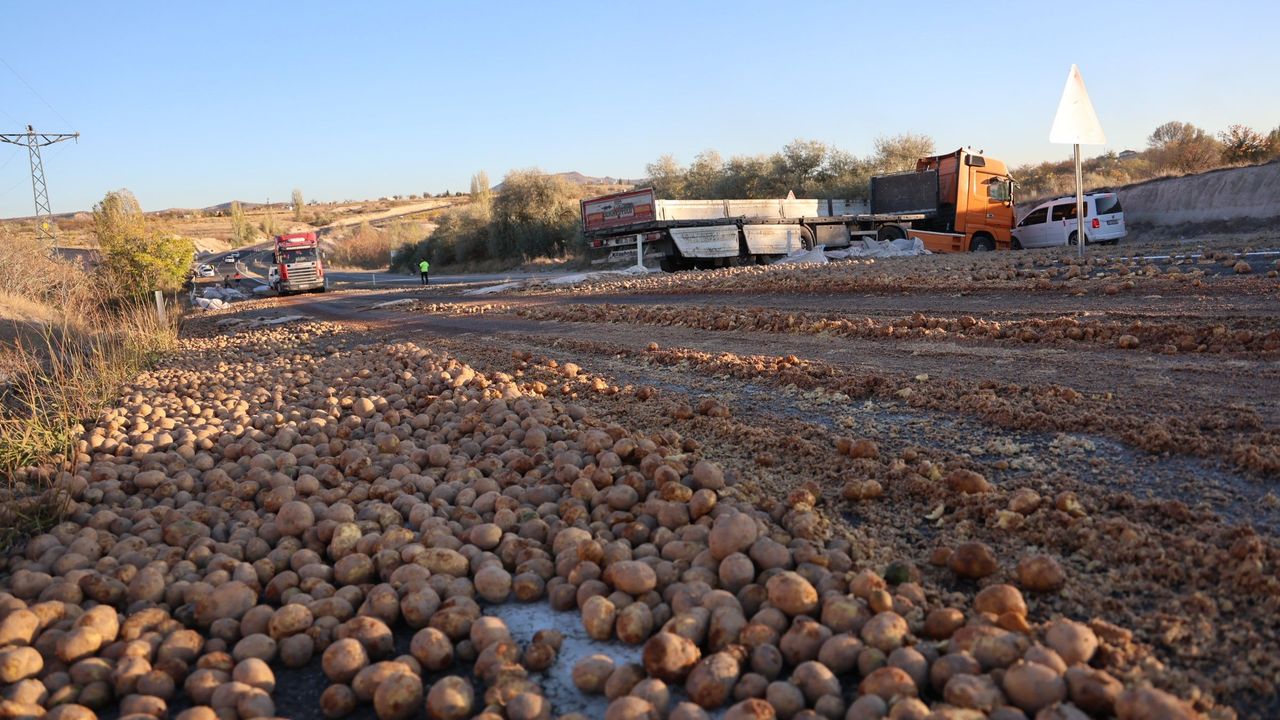 Nevşehir’de Patates Yüklü Tır Devrildi: Yol Trafiğe Kapandı