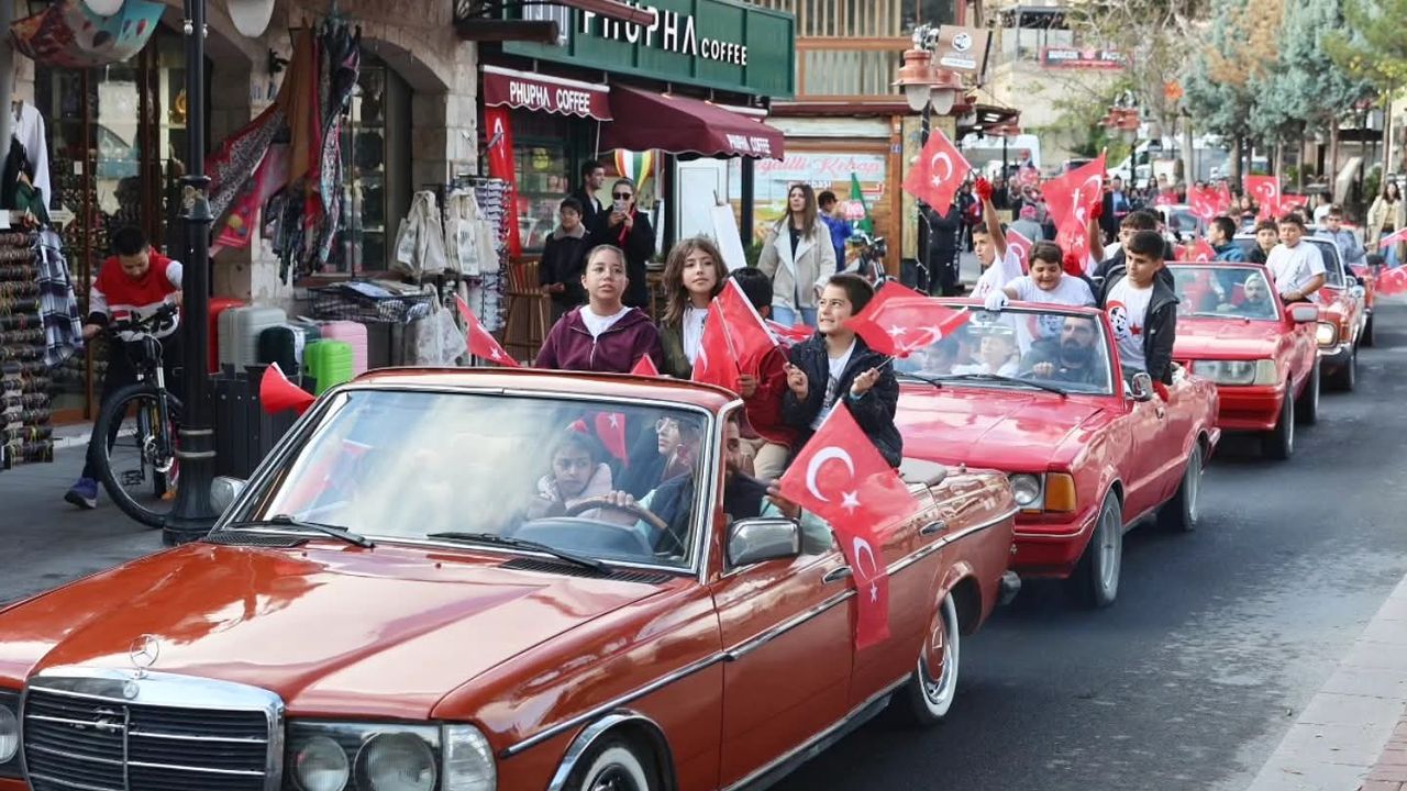 Göreme’de Klasik Otomobil ve Atlı Kortejle Cumhuriyet Coşkusu