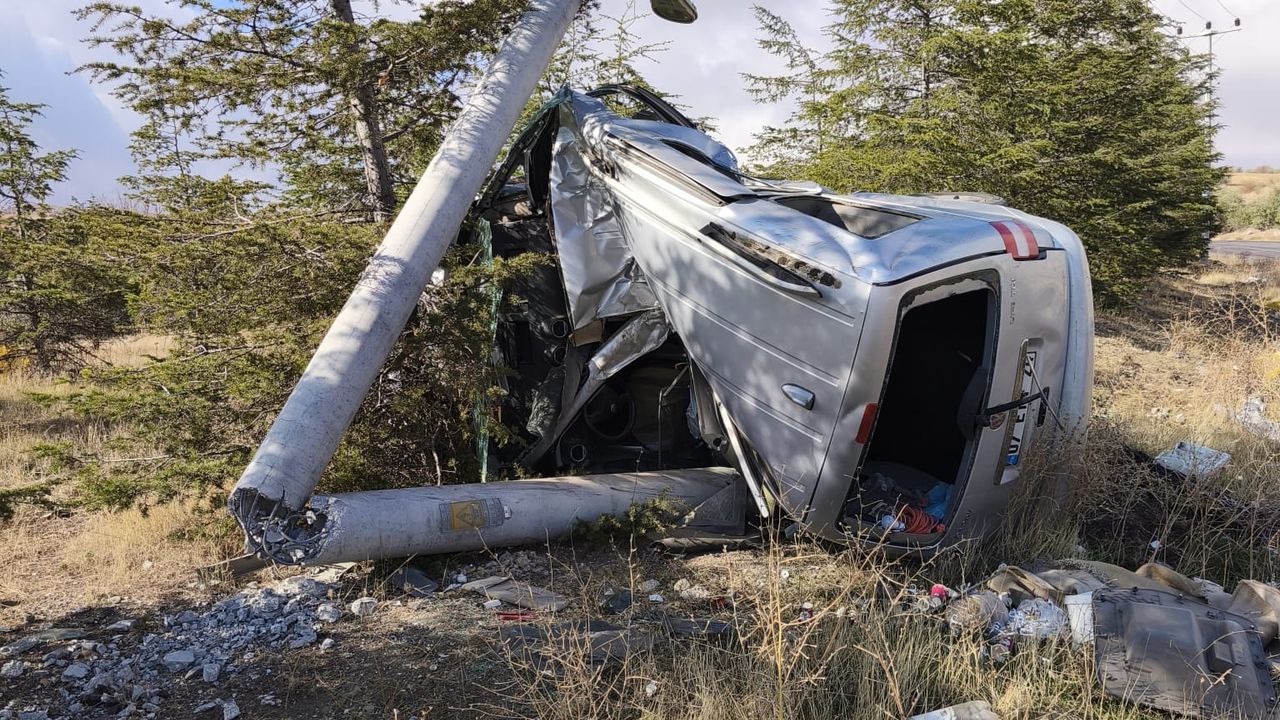 Alacaşar Yolunda Kaza: Otomobil Beton Direği İkiye Böldü, 1 Yaralı