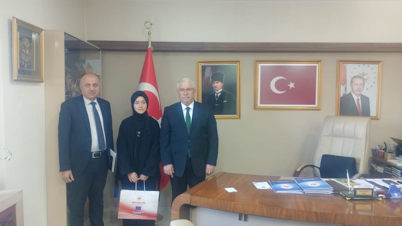 Dereceye Giren Kardelenli Öğrenciye İl Müdüründen Ödül