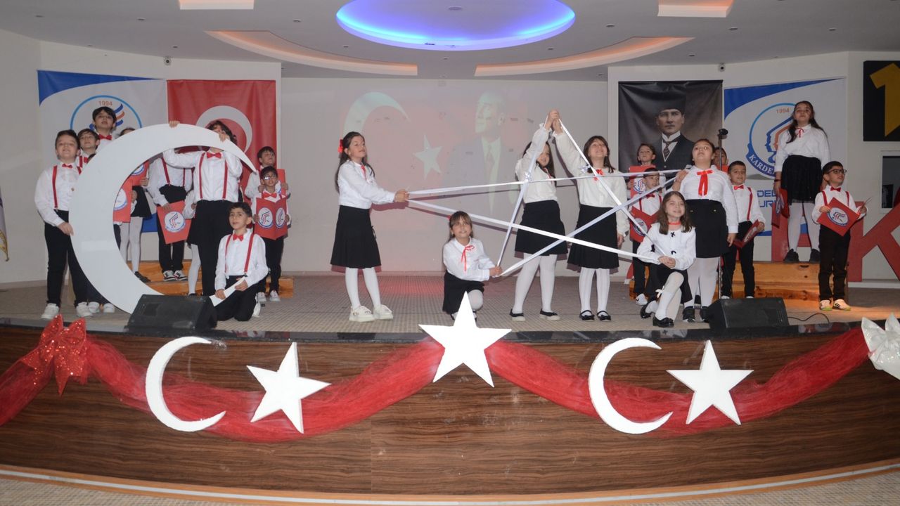 Kardelenli 3. sınıf öğrencilerinden muhteşem Cumhuriyet Bayramı gösterisi