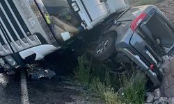 Karşı Şeride Geçen Tır, Taziyeden Dönenleri Taşıyan Araçla Çarpıştı: 5 Yaralı