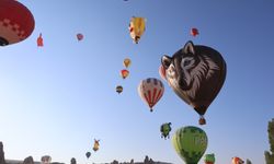 Kapadokya'nın Merkezi Nevşehir’de Sıcak Hava Balonları Gökyüzünde Görsel Şölen Oluşturdu