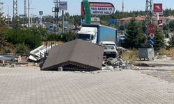 Nevşehir'de Tır İş Yerine Daldı