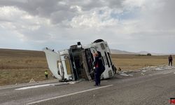 Aksaray Nevşehir Arası Şarampole Devrilen Tır Hurdaya Döndü: 1 Yaralı