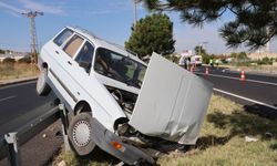 Nevşehir'de Kontrolden Çıkan Otomobil Bariyer Demirlerine Çıktı: 1 Yaralı