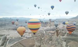 Kapadokya’da Turistler Yılın İlk Güneşinin Doğuşunu Sıcak Hava Balonlarında İzledi