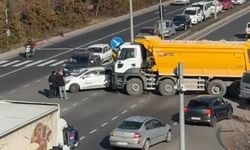 Zübeyde Hanım Caddesi'nde Trafik Kazası: Kamyon ve Otomobil Çarpıştı