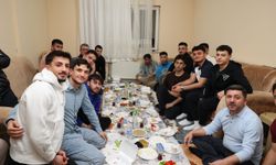 Başkan Rasim Arı, Öğrenci Evinde Sahur Yaptı