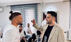Başkan Aygün, Şampiyon Suvermezli Futbolculara Elleriyle Tatlı İkram Etti