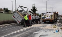 Nevşehir'de Un Yüklü Kamyonet Devrildi: 2 Yaralı
