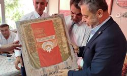 Milletvekili Özgün'e 600 Yıllık Alemli Sancağı'nın Örneği Hediye Edildi