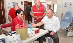 Vali Ali Fidan Kan Bağışında Bulundu, Kızılay Noktasını Ziyaret Etti