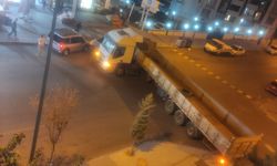 Nevşehir’de Şoför Markete Gitti, Tır Geri Geri Araçlara Çarptı | Kaza Kamerada