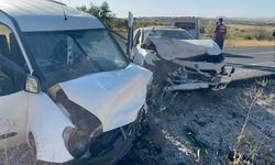 Nevşehir'de İki Araç Kafa Kafaya Çarpıştı: 14 Yaralı