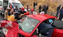 Nevşehir'de Minibüs ile Otomobil Kafa Kafaya Çarpıştı: 1'i Ağır 6 Yaralı