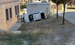Ürgüp TOKİ'de Kaza: Sürücü Direksiyon Hakimiyetini Kaybedip Apartmana Çarptı