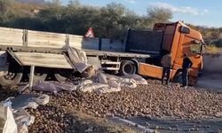 Gülşehir Nevşehir Yolu Patates Yüklü Tır Makasladı Yol Patates İle Kaplandı
