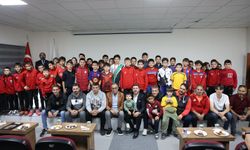 Rasim Arı'dan Minik Futbolculara Krampon Hediyesi