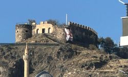 CHP Nevşehir İl Başkanlığı 10 Kasım’da Nevşehir Kalesine Dev Atatürk Posteri Astı