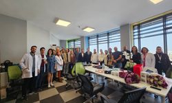 Başkan Özçelik Öğretmenler Gününü Hediyelerle Kutladı