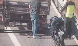 Otoyolda Tehlikeli Seyir Kamerada! Motosiklet Kamyonete Bağlandı
