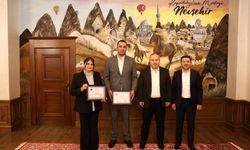 “İlmek İlmek Türkiye” Halı Motifi Vali Fidan’a Armağan Edildi