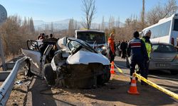 Nevşehir’de Otomobil ile Midibüs Çarpıştı