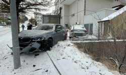 Nevşehir’de Buzlanma Nedeniyle Kontrolden Çıkan Otomobili Ağaç Durdurdu, Kaza Kamerada