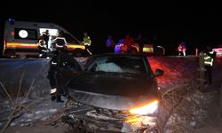 Nevşehir’de Kontrolden Çıkan Otomobil Kayaya Çarparak Durabildi