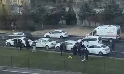 2000 Evler Mahallesi Üniversite Kavşağı’nda 4 Otomobilin Karıştığı Zincirleme Trafik Kazası