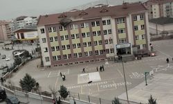 Nevşehir’de Rüzgar ve Fırtına Etkili Oldu, Okul Çatısında Hasar Oluştu, Ağaçlar Yere Serildi