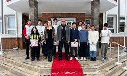 Bursluluk Sınavında Dereceye Giren Kardelenli Öğrencilere Hediye