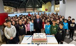 Simya Koleji 5. Sınıf Kontenjanlarının Dolmasını Öğrencilerle Pasta Keserek Kutladı