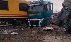 Nevşehir’de yük treni tıra çarptı: 2 makinist yaralandı
