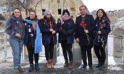 Kapadokya'da Kadın Turistlere Çiçekli 8 Mart Sürprizi