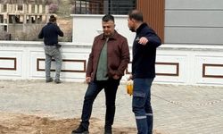 Başkan Özçelik ve Ekibinden 501. Sokak’taki Kanalizasyon Arızasına Hızlı Müdahale