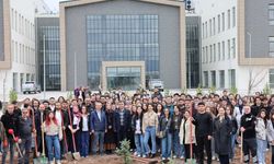 NEVÜ’de “Geleceğe Nefes Ol!” Temasıyla Ağaçlar Toprakla Buluşturuldu