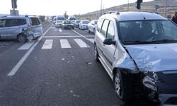 Nevşehir'de Kırmızı Işıkta Bekleyen Otomobile Çarptı: 2 Yaralı