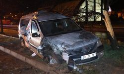 Nevşehir’de Kontrolden Çıkan Otomobil Refüje Çarptı: Sürücü Araçta Sıkıştı