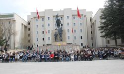 Türk Eğitim Sen; Şiddeti Protesto Etmek İçin Atatürk Anıtına Karanfil Bırakıp Oturma Eylemi Yaptı