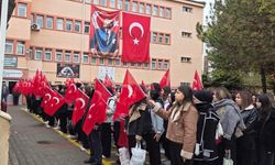 Nevşehir’de Şehit Öğretmen ve Öğrenciler İstiklal Marşı Törenlerinde Türk Bayrakları ile Anıldı