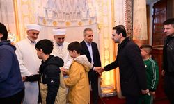 Nevşehir Valisi Hüseyin Kök, Bayram Namazını Kurşunlu Camii’nde Kıldı, Vatandaşlarla Bayramlaştı