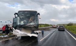 Kontrolden Çıkan Tur Otobüsü Refüje Çarptı: 16 Yaralı