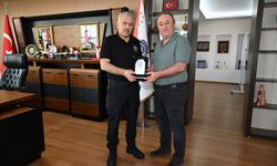 Nevşehir İl Emniyet Müdürü Serkan Karaman’dan Emekli Emniyet Müdürü Mehmet Asarcık’a Plaket