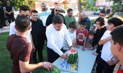 Başkan Rasim Arı, Asfalt Çalışmalarını İnceledi, Vatandaşlara Karpuz İkram Etti