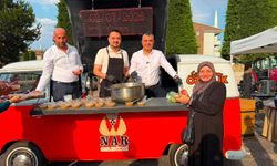 Nar'da Başkan Özçelik ile İl Başkanı Aygün Vatandaşlara Aşure İkram Etti