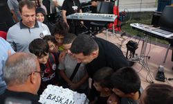Başkan Arı, Doğum Günü Pastasını Mehmet Akif Ersoy Mahallesi Sakinleriyle Birlikte Kesti