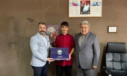 Başkan Güneş, Bedirhan Yılmaz’ı Okulunda Ziyaret Ederek Başarısını Ödüllendirdi
