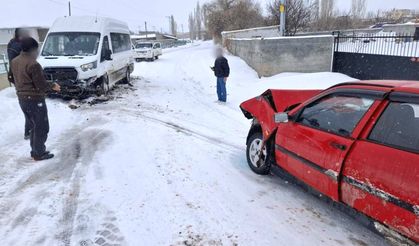 Karacaören'de Trafik Kazası: 2 Yaralı